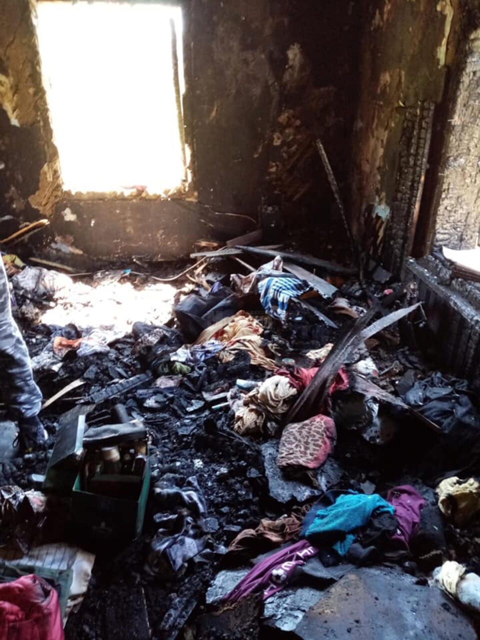 O familie din Breaza care și-a pierdut casa și toată agoniseala într-un incendiu are nevoie de ajutor