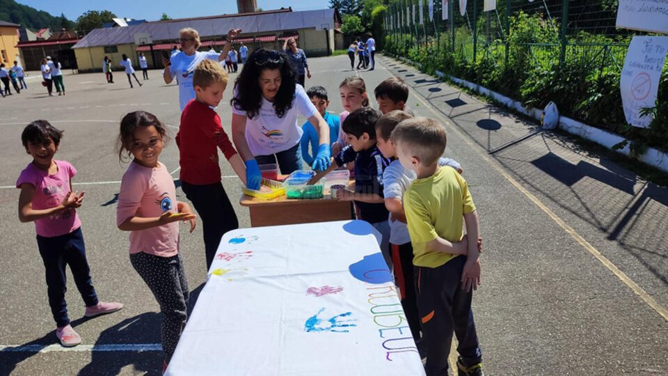 „Curcubeul Copilăriei”, acțiune la Centrul Școlar de Educație Incluzivă „Sf. Andrei” Gura Humorului