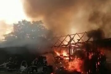 Incendiu la un atelier mecanic din Ipotești, lovit de trăsnet