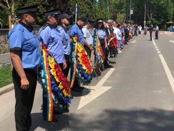 Festivitate cu depuneri de coroane și alocuțiuni de Ziua Eroilor, la Rădăuți