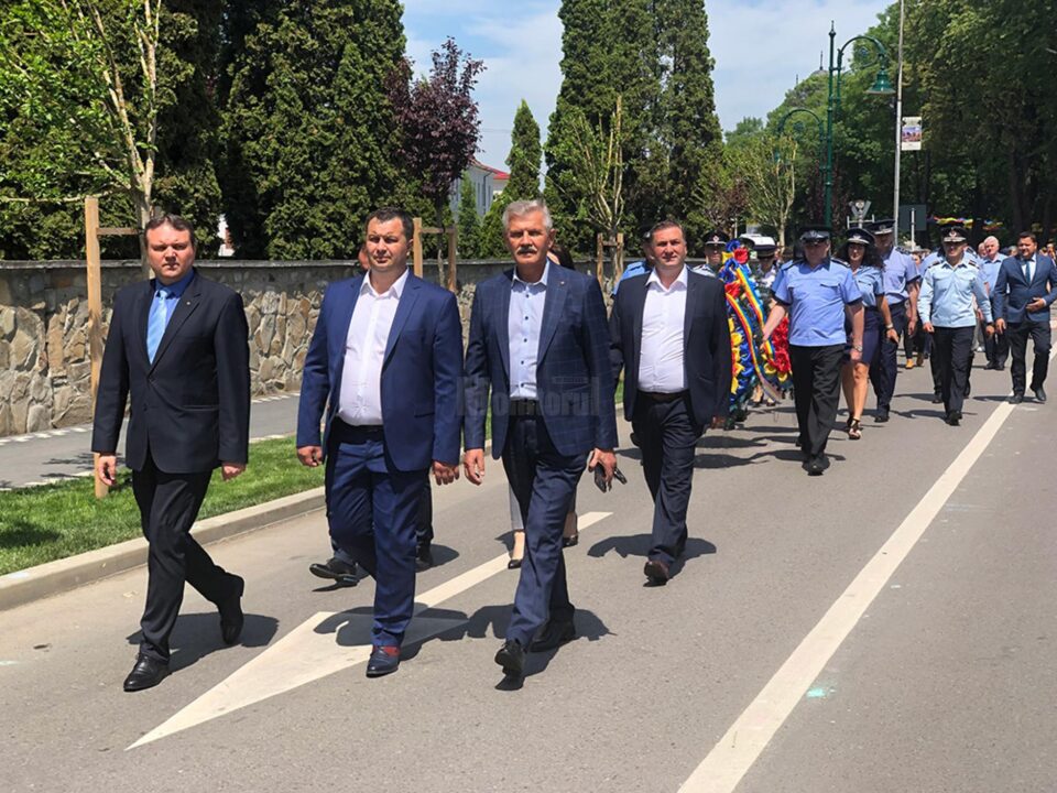 Festivitate cu depuneri de coroane și alocuțiuni de Ziua Eroilor, la Rădăuți