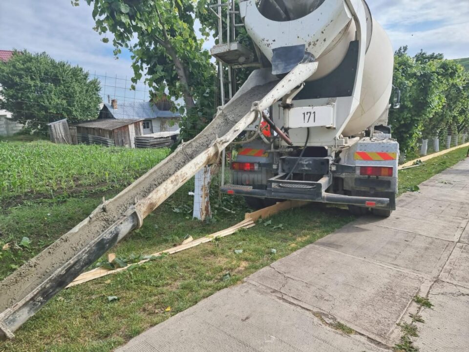 Bărbatul a fost prins sub roțile betonierei