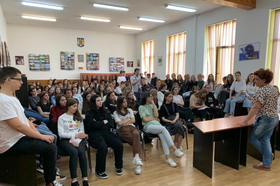 „Distruge lanțurile invizibile”, activitate organizată la Colegiul „Eudoxiu Hurmuzachi” „Distruge lanțurile invizibile”, activitate organizată la Colegiul „Eudoxiu Hurmuzachi”