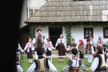 Spectacolul „Nunta în Bucovina”, prezentat de elevi câmpulungeni, la Muzeul ,,Arta Lemnului”