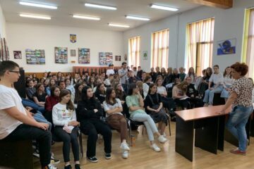 „Distruge lanțurile invizibile”, activitate organizată la Colegiul „Eudoxiu Hurmuzachi”