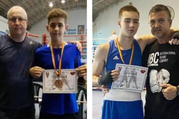 Antrenorul Vasile Nistor, alături de pugilistul Liviu Ciobanu, de la Șomuz Falticeni și Andrei Brînzei, de la CSM Suceava, alături de antrenorul Andu Vornicu