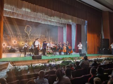 Croitoru String Virtuosi Orchestra pe scena Festivalului Ciprian Porumbescu, unde au primit cadouri marca „Hai în Bucovina!”
