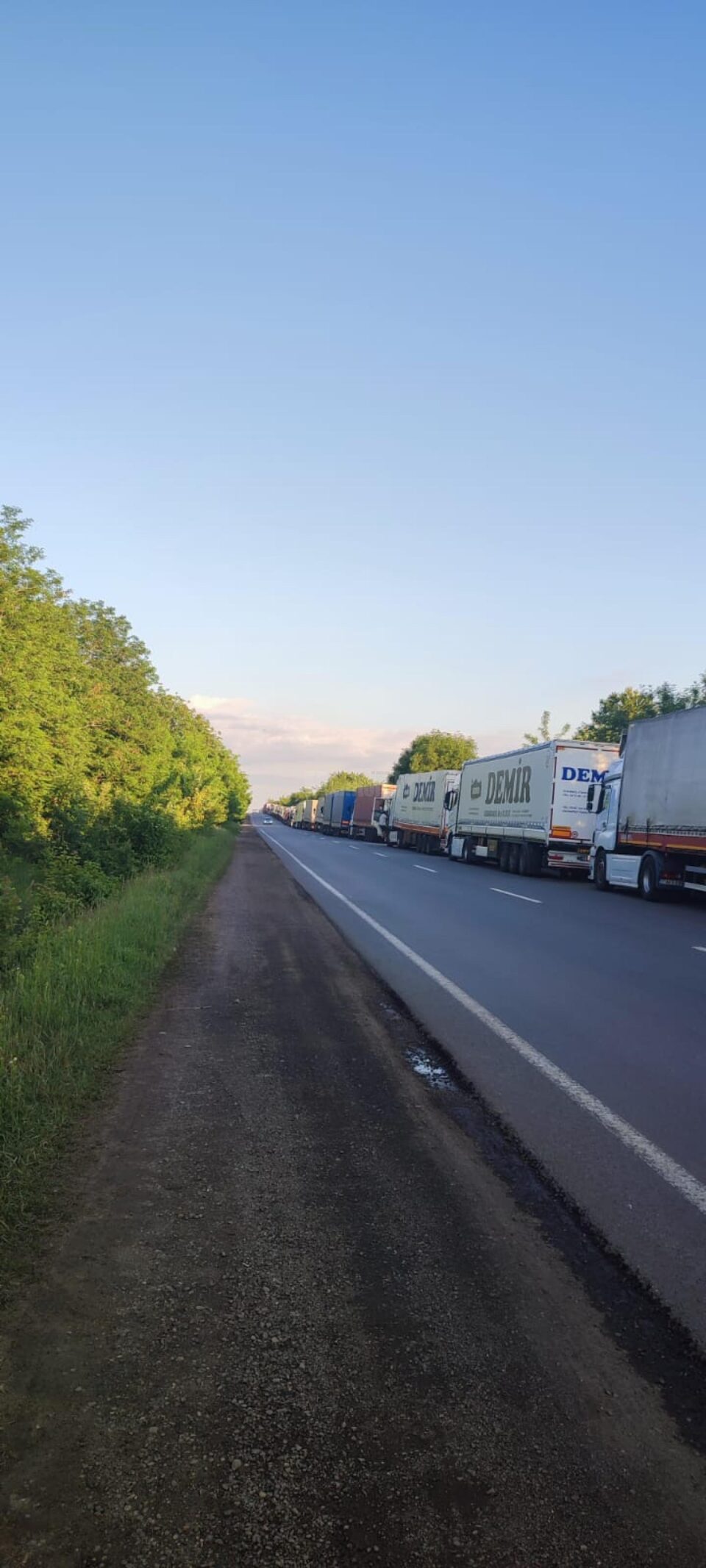 Cozi de tiruri de 20-25 de kilometri, la intrarea în Vama Siret dinspre Ucraina