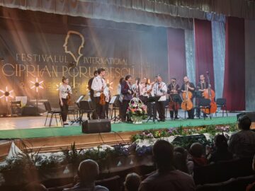 Croitoru String Virtuosi Orchestra pe scena Festivalului Ciprian Porumbescu, unde au primit cadouri marca „Hai în Bucovina!”