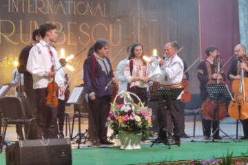 Gabriel Croitoru și Simina Croitoru au primit nu doar aplauzele publicului ci și cadouri care să le amintească de Bucovina