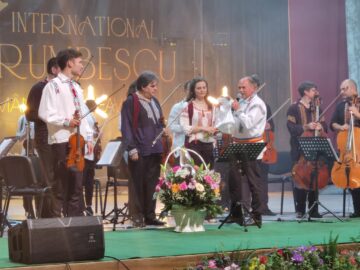 Gabriel Croitoru și Simina Croitoru au primit nu doar aplauzele publicului ci și cadouri care să le amintească de Bucovina