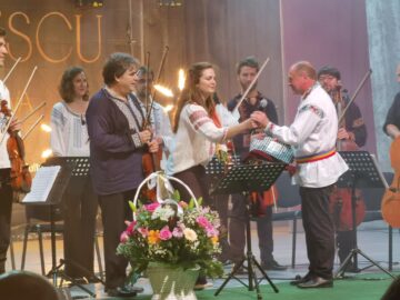 Croitoru String Virtuosi Orchestra pe scena Festivalului Ciprian Porumbescu, unde au primit cadouri marca „Hai în Bucovina!”