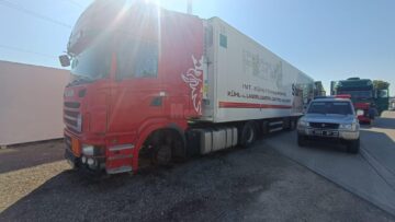 Tir lăsat fără roțile din față dar și fără alte obiecte