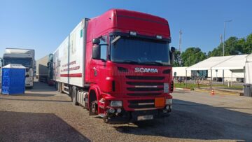 Tir lăsat fără roțile din față dar și fără alte obiecte