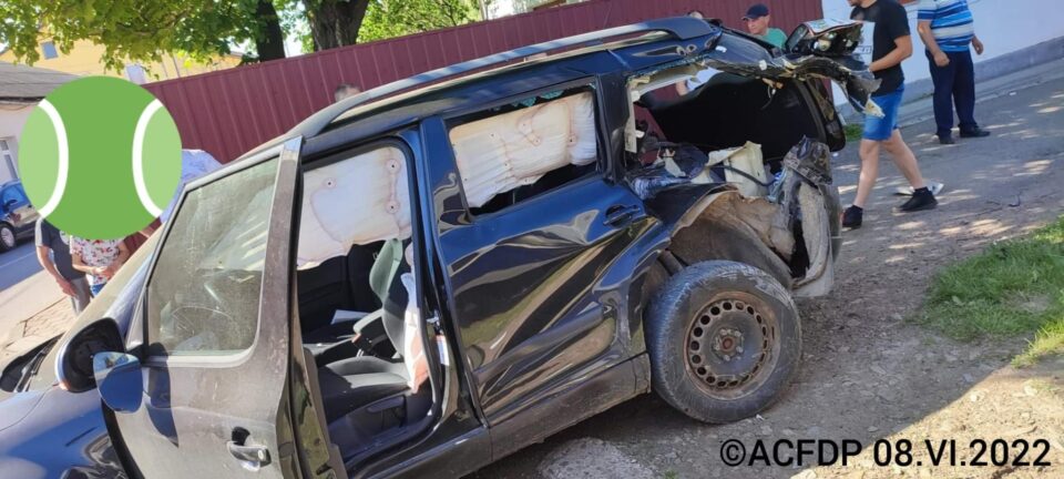 Autovehiculul lovit de trenul Suceava - Putna Sursa foto: Asociația Calea Ferată Dornești-Putna Autovehiculul lovit de trenul Suceava - Putna Sursa foto: Asociația Calea Ferată Dornești-Putna