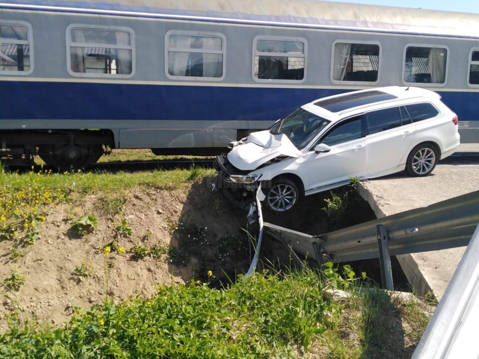 Mașina lovită de tren la Vicov