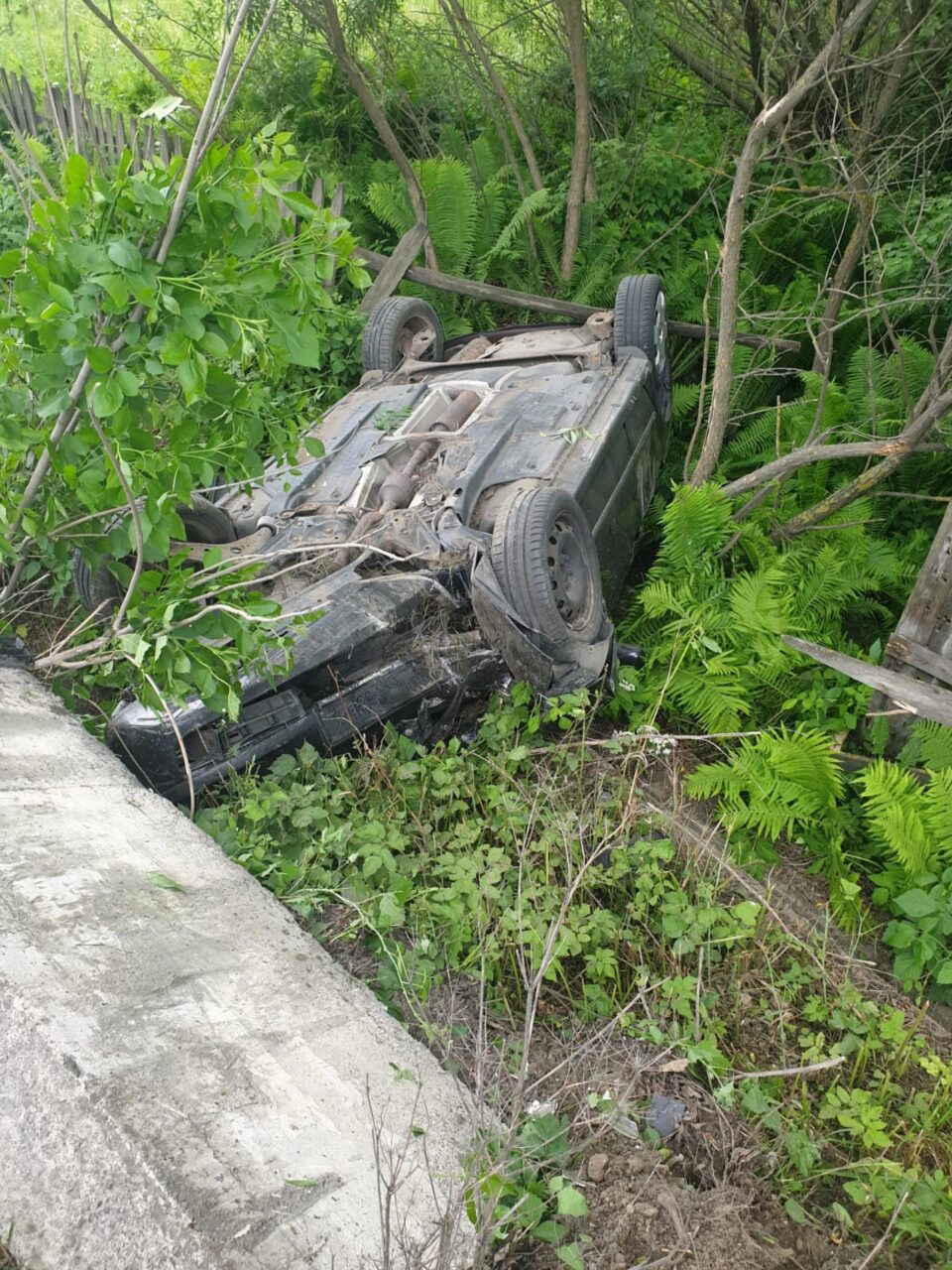 Un bărbat a ajuns la spital după ce mașina în care se afla s-a răsturnat