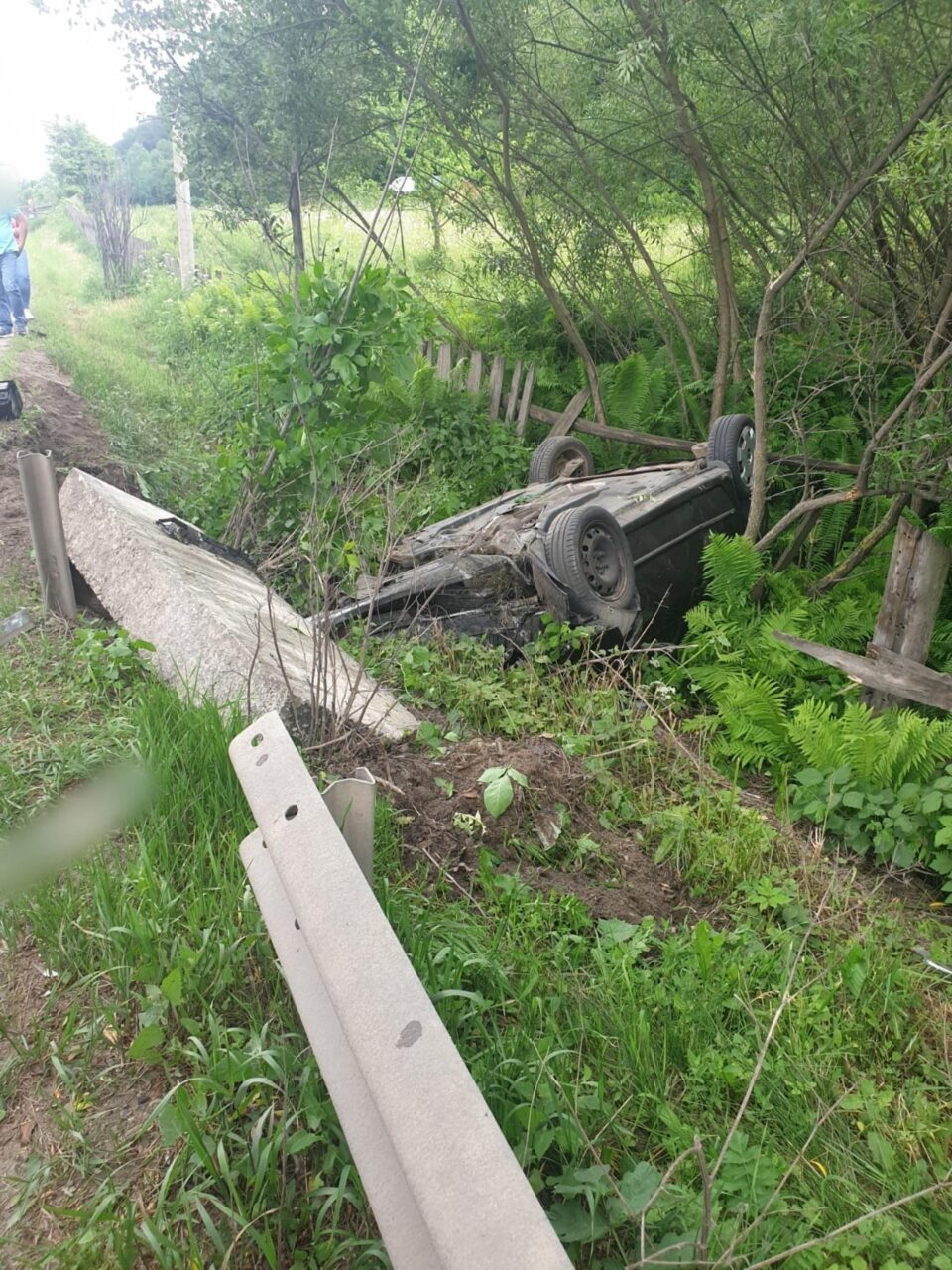 Un bărbat a ajuns la spital după ce mașina în care se afla s-a răsturnat