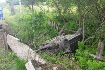 Un bărbat a ajuns la spital după ce mașina în care se afla s-a răsturnat