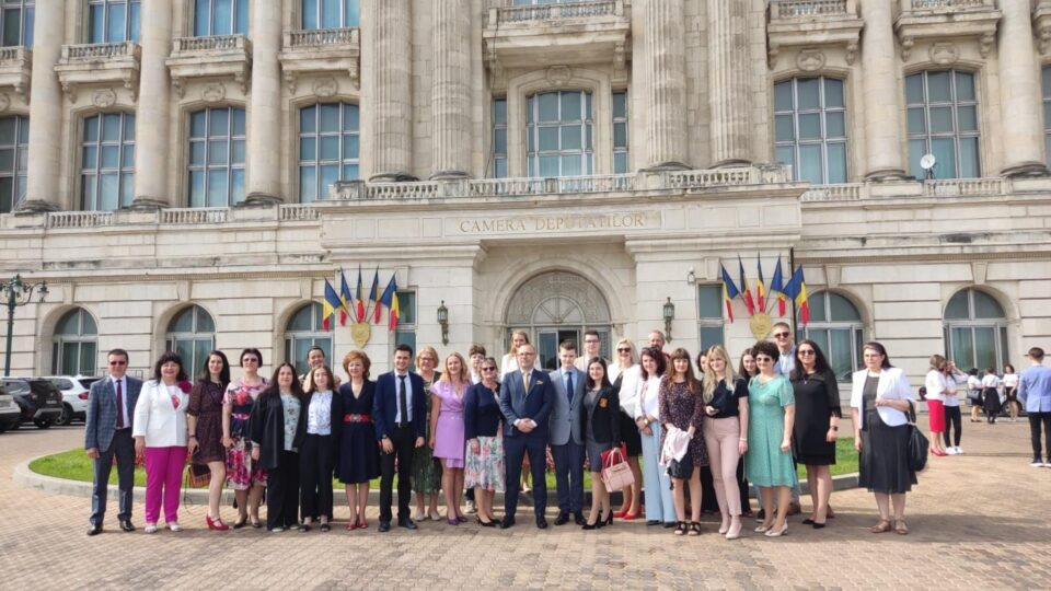 Delegații unităților de învățământ din județul Suceava, premiate de ministrul Educației, Sorin Cîmpeanu, în cadrul competiției naționale „Școală Europeană”