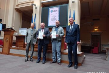 Profesorul Gheorghe Onișoru (al doilea din stânga) a fost premiat pentru două volume publicate