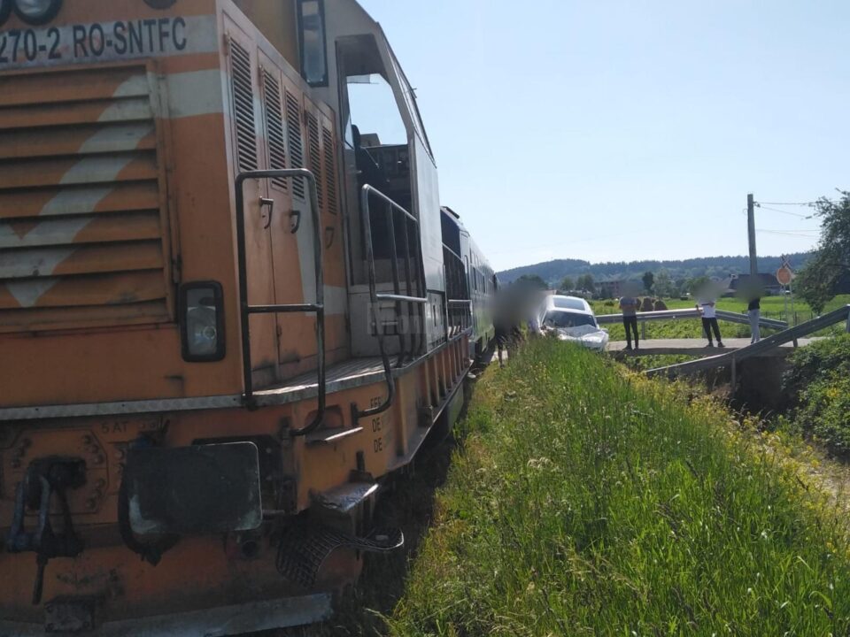 Mașina lovită de tren la Vicovu de Jos