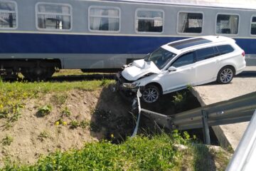 Mașina lovită de tren la Vicovu de Jos