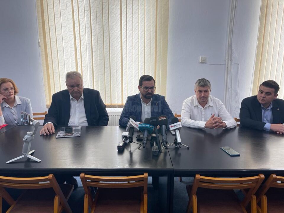 Deputatul Mirela Adomnicai, senatorul Ioan Stan, ministrul Adrian Chesnoiu, primarul Catalin Coman și deputatul Gheorghe Șoldan