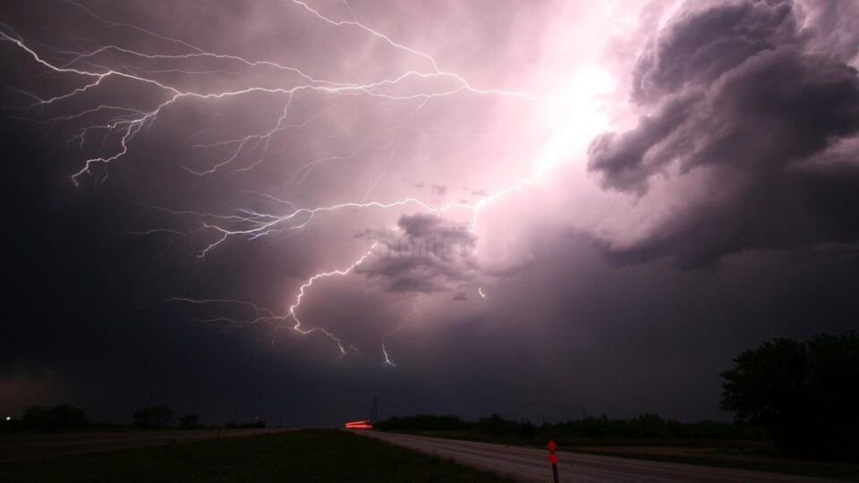 Meteorologii anunță vijelii