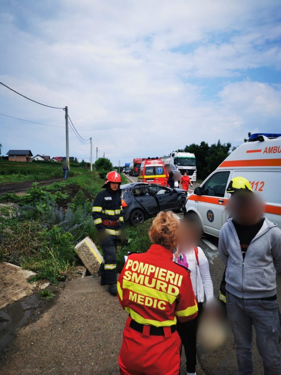 Accident la Bunești cu două mașini implicate