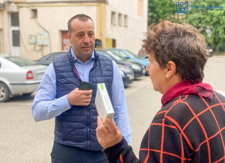 Lucrări de modernizare de la scara blocului în cartierul sucevean Obcini