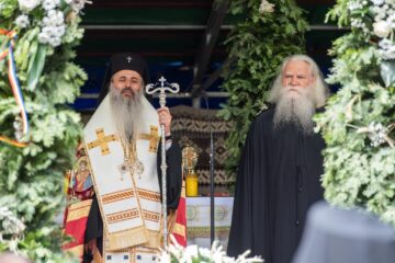 Înaltpreasfințitul Părinte Teofan, Mitropolitul Moldovei și Bucovinei, și Înaltpreasfințitul Părinte Calinic, Arhiepiscop al Sucevei și Rădăuților