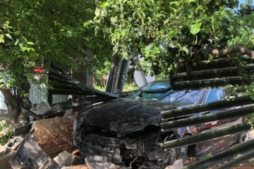 Un autoturism a rupt un gard și a ajuns în grădina unei case, la Liteni