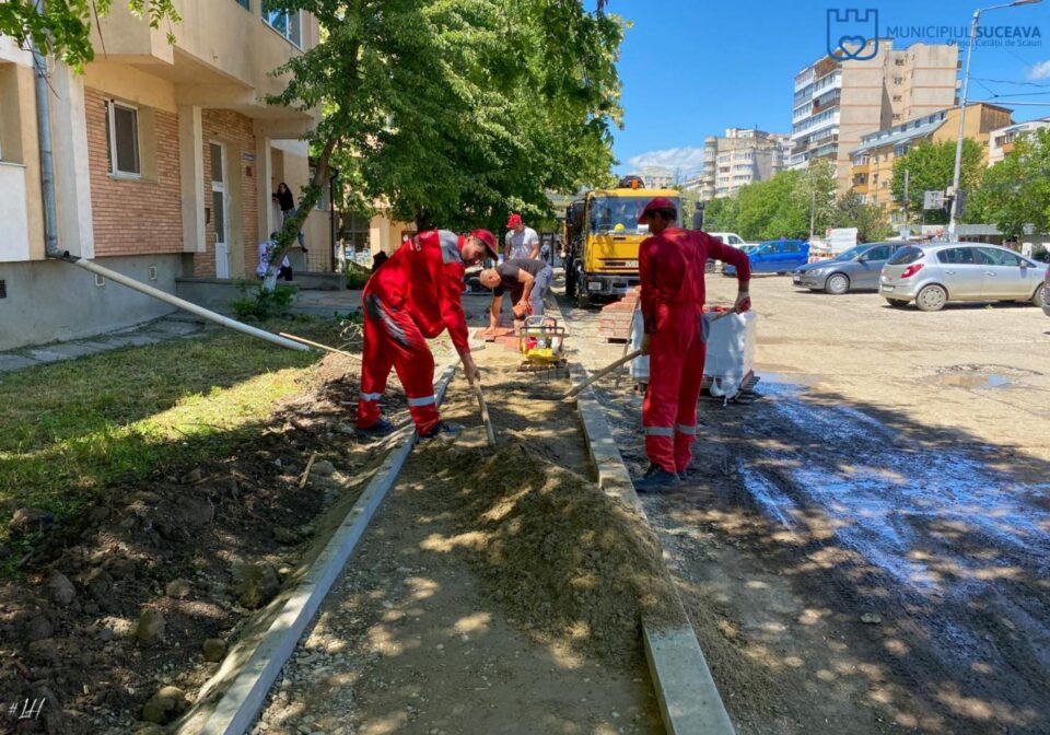 Lucrări de modernizare de la scara blocului în cartierul sucevean Obcini