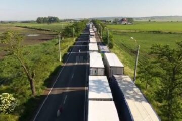 Cozi de aproape 20 de kilometri, până aproape de Grănicești, la ieșirea din țară