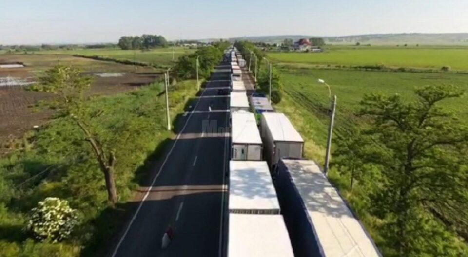 Cozi de aproape 20 de kilometri, până aproape de Grănicești, la ieșirea din țară