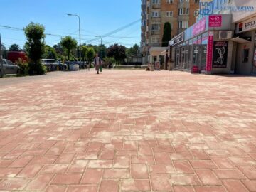 Lucrări de modernizare de la scara blocului în cartierul sucevean Obcini