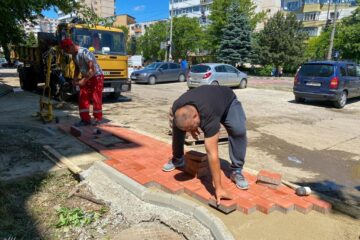 Lucrări de modernizare de la scara blocului în cartierul sucevean Obcini