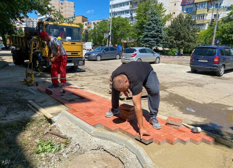 Lucrări de modernizare de la scara blocului în cartierul sucevean Obcini