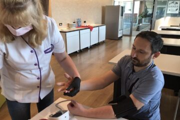 Centru mobil de donare a sângelui organizat cu sprijinul Centrului de Transfuzie Sanguină Suceava, la fabrica din Rădăuți