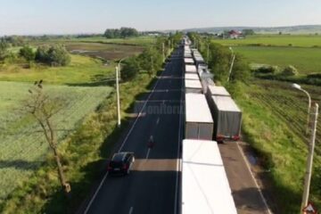 Luni dimineață, cozile de tiruri pentru ieșirea din țară erau de aproape 20 de kilometri