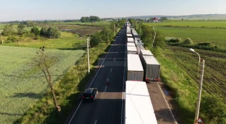 Luni dimineață, cozile de tiruri pentru ieșirea din țară erau de aproape 20 de kilometri Luni dimineață, cozile de tiruri pentru ieșirea din țară erau de aproape 20 de kilometri