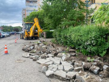 Lucrări de modernizare de la scara blocului în cartierul sucevean Obcini