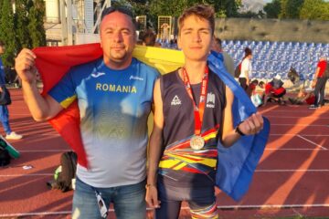 Antrenorul Bogdan Roșcăneanu alături de medaliatul cu argint Ciprian Costin