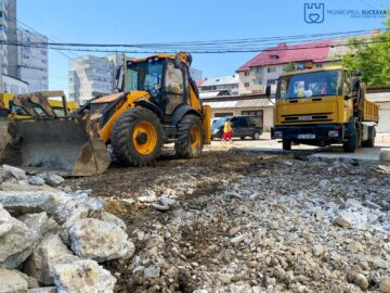 Lucrări de modernizare de la scara blocului în cartierul sucevean Obcini
