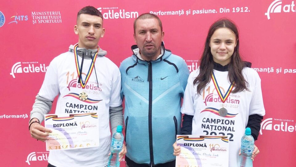 Antrenorul Cristian Prâsneac încadrat de cei doi medaliați la Balcaniadă