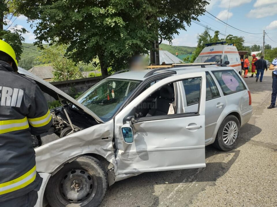 Trei persoane au ajuns la spital în urma unui accident petrecut la Dolheștii Mari Trei persoane au ajuns la spital în urma unui accident petrecut la Dolheștii Mari
