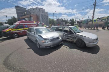 Cele două mașini s-au întâlnit în centrul intersecției, iar impactul nu a mai putut fi evitat
