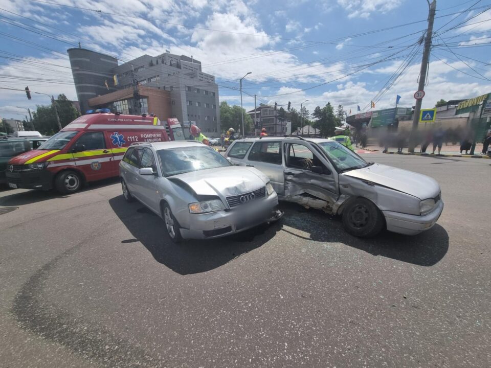 Cele două mașini s-au întâlnit în centrul intersecției, iar impactul nu a mai putut fi evitat