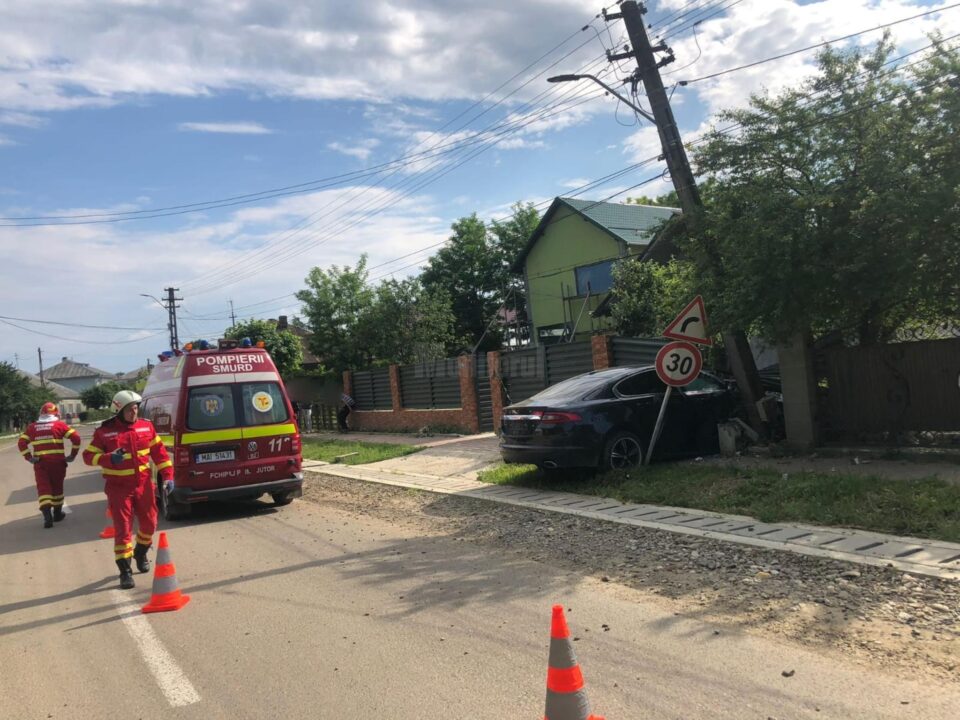 Cu Jaguarul în stâlp și apoi în gard
